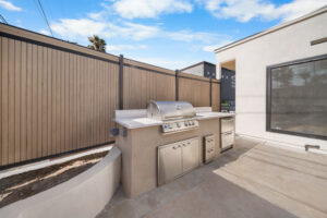 Outdoor Kitchen Counter and Patio Corner in Manhattan Beach Discover the Best L-Shaped Outdoor Kitchen Designs for 2026