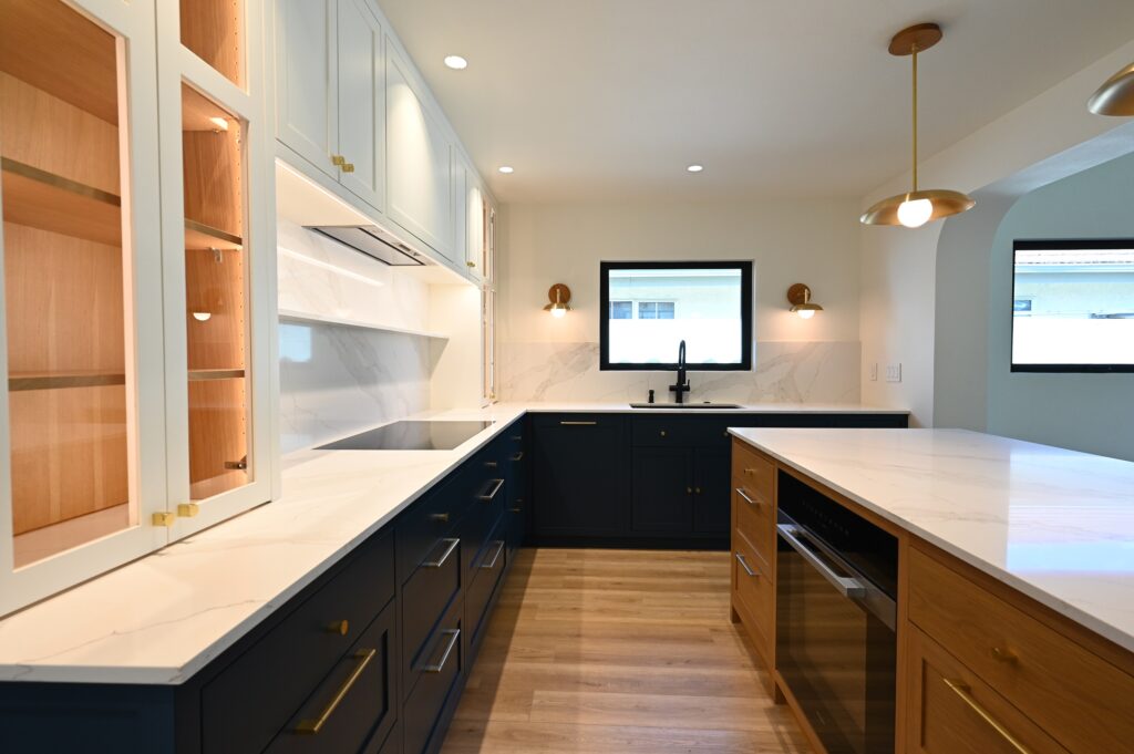 Transitional Kitchen with Navy Shaker Cabinets Home remodeling contractor in Westchester: Los Angeles kitchen remodel with navy cabinets and a white oak island by RnD Builders