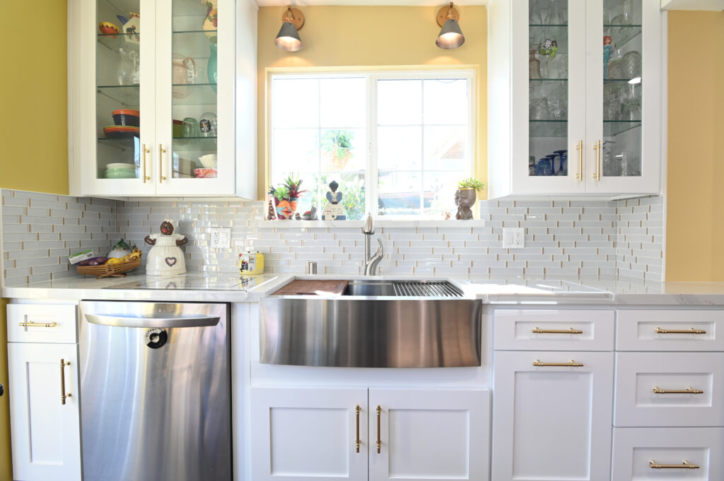 White Shaker Kitchen with Stainless Farmhouse Sink Home remodeling contractor in Altadena: los angeles kitchen remodel by RnD Builders