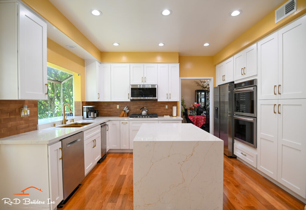 Bright Kitchen Remodel with White Shaker Cabinets in Manhattan Beach Manhattan Beach kitchen remodel: Bright kitchen remodel with white shaker cabinets, quartz island, and stainless steel appliances in Manhattan Beach by RnD Builders Inc