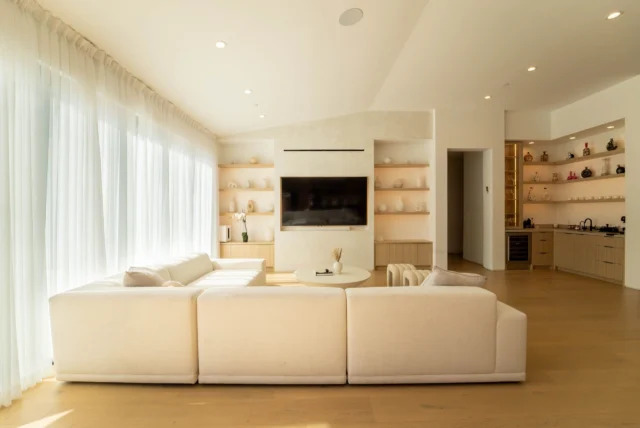 Open-concept Living Room with Cream Sectional in Woodland Hills