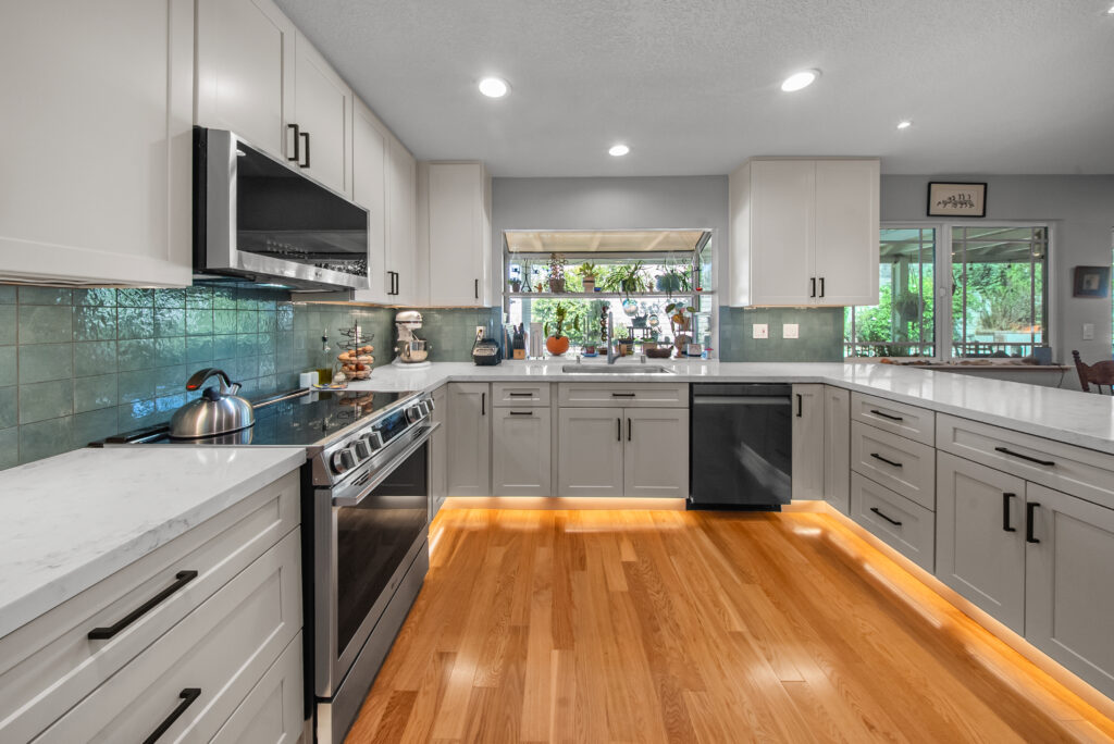 Wide View of the U-Shaped Kitchen in Thousand Oaks Thousand Oaks kitchen remodel: Wide View of the U-Shaped Kitchen in Thousand Oaks by RnD Builders Inc